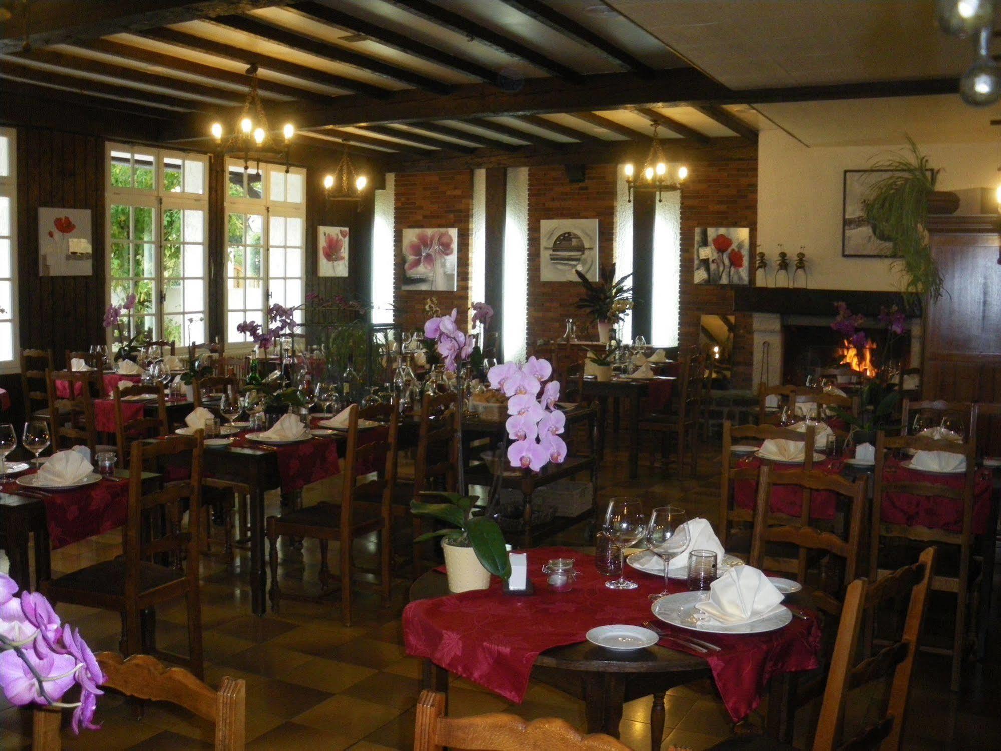 Hotel Du Commerce Chez Stephane Roumazières Kültér fotó